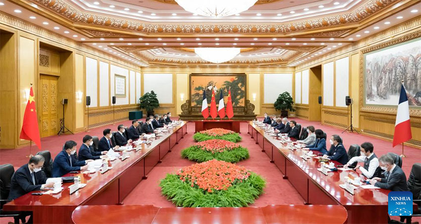 Xi Jinping realiza conversa??es com presidente francês