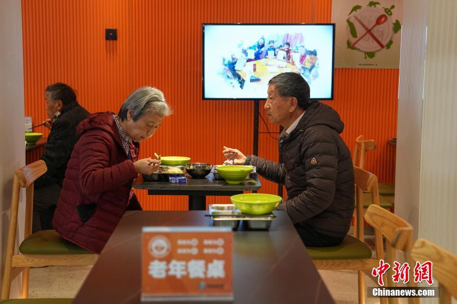 Capital chinesa instala centro de distribui??o de refei??es para idosos