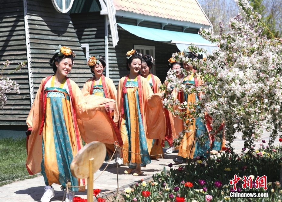 Cidad?os vestem traje 