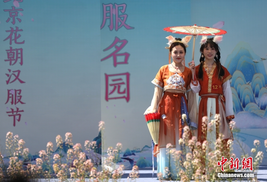 Cidad?os vestem traje 