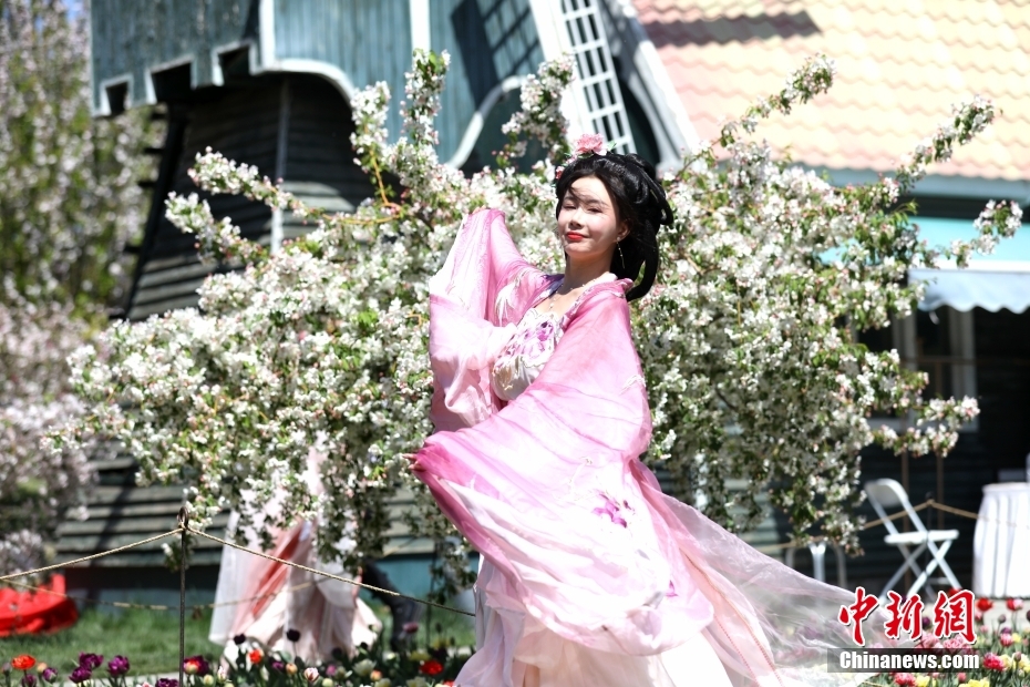 Cidad?os vestem traje 