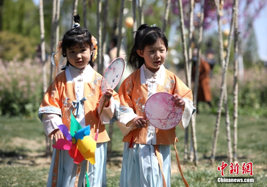 Cidad?os vestem traje 