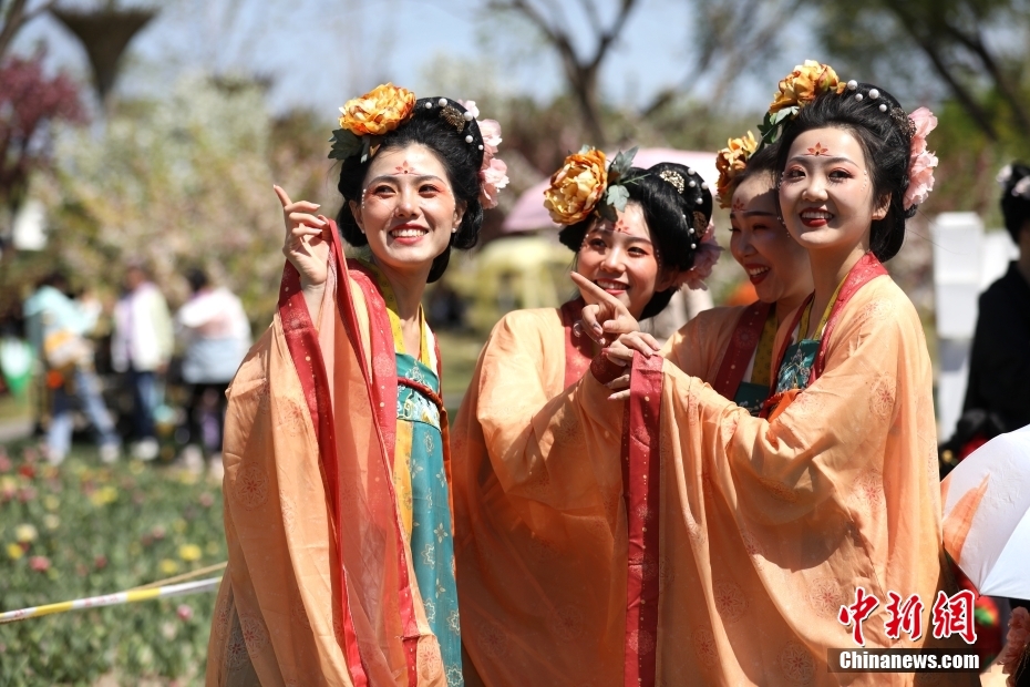 Cidad?os vestem traje 