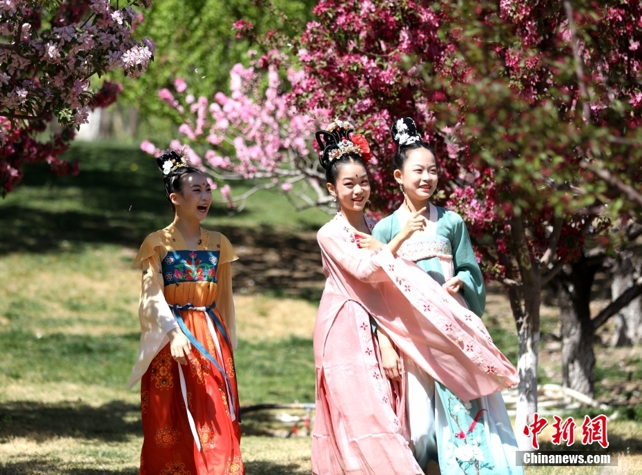 Cidad?os vestem traje 