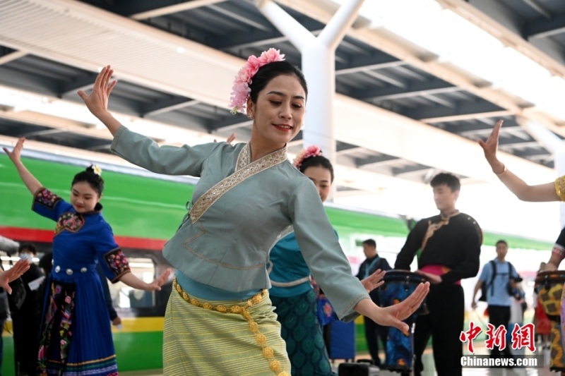 Trem internacional de passageiros da ferrovia China-Laos é inaugurado
