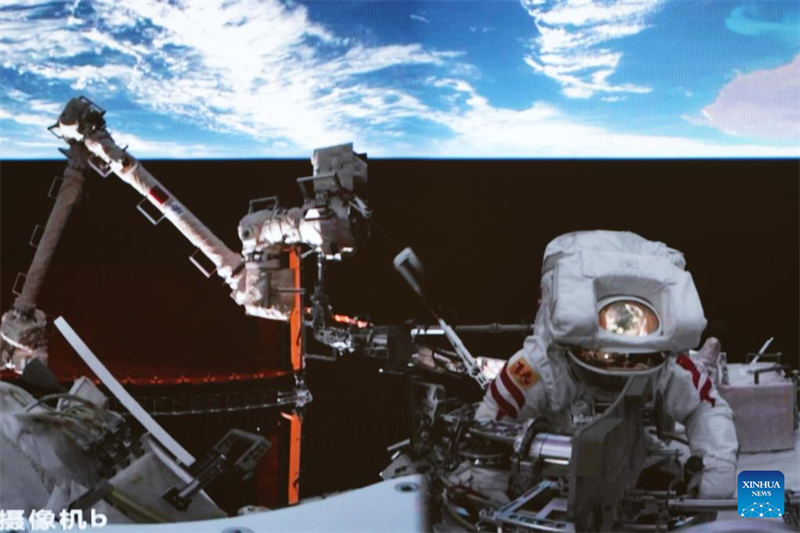 Taikonautas da Shenzhou-15 batem recorde na China ao completar 4a caminhada espacial