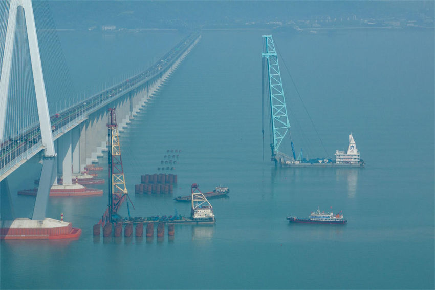 Constru??o de ponte transfronteiri?a em Zhejiang segue em andamento