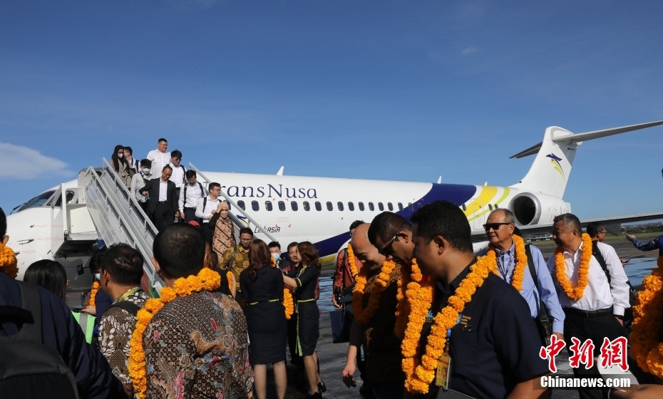 Avi?o ARJ21 da China realiza voo inaugural na Indonésia