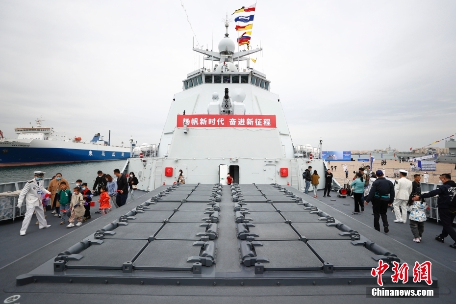 Marinha chinesa realiza visitas públicas a embarca??es militares em Qingdao
