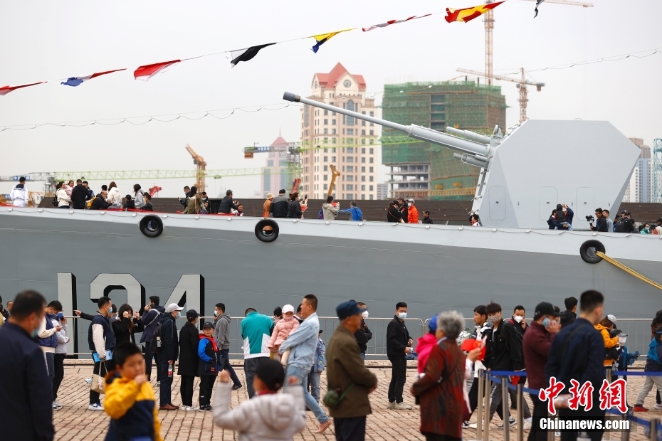 Marinha chinesa realiza visitas públicas a embarca??es militares em Qingdao