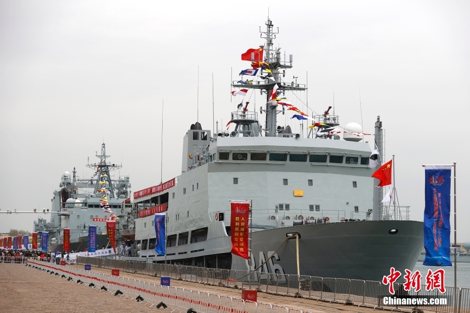 Marinha chinesa realiza visitas públicas a embarca??es militares em Qingdao