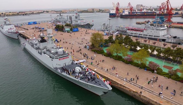 Adidos militares estrangeiros visitam Qingdao para marcar o aniversário de funda??o da marinha do ELP