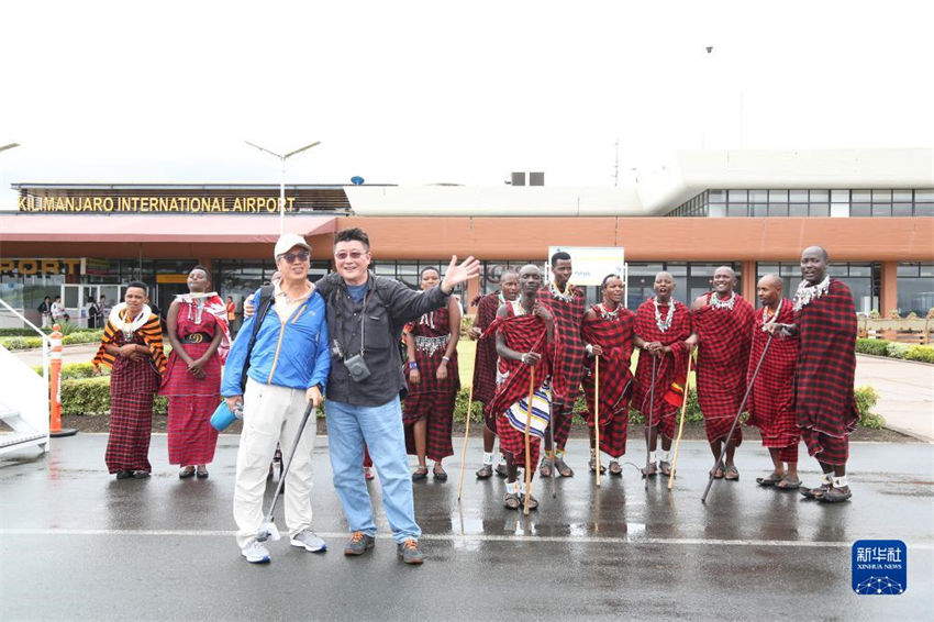 Grupos de turistas chineses s?o recebidos na Tanzania