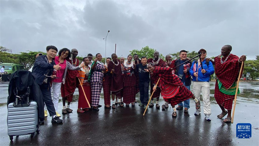 Grupos de turistas chineses s?o recebidos na Tanzania