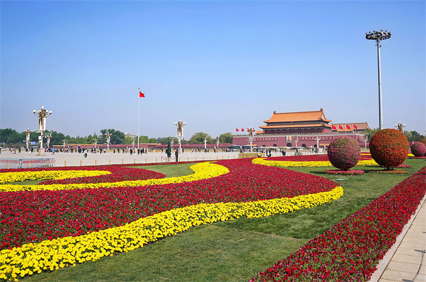 Canteiros de flores s?o instalados na Pra?a Tiananmen para o feriado de primeiro de maio