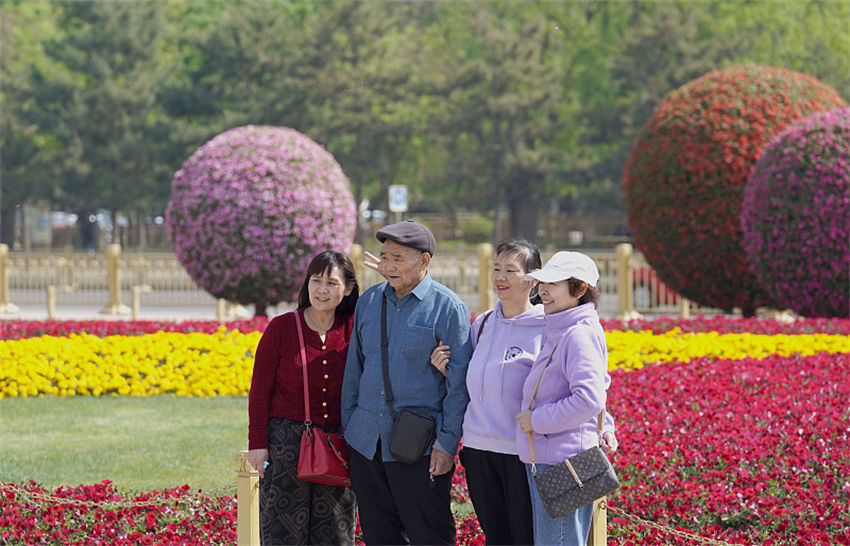 Canteiros de flores s?o instalados na Pra?a Tiananmen para o feriado de primeiro de maio