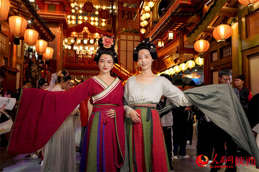 área cênica temática da dinastia Tang atrai visitantes durante feriado em Xi'an