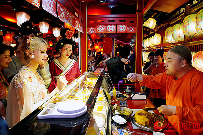 área cênica temática da dinastia Tang atrai visitantes durante feriado em Xi'an