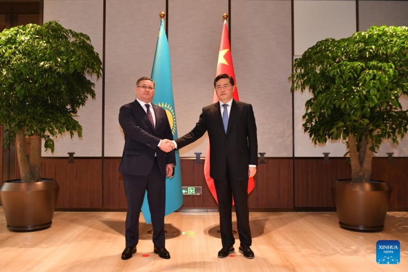 Chanceler chinês conversa com diplomatas seniores de países da ásia Central