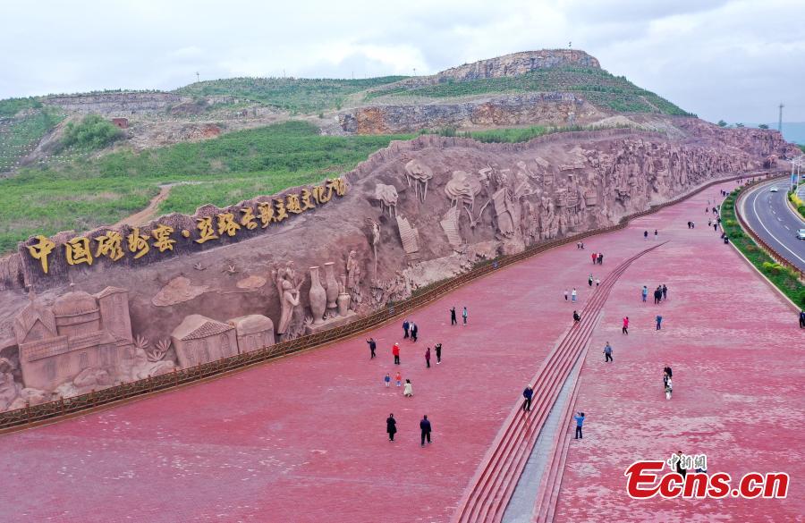 Escultura de montanha em fabrica??o de porcelana é revelada no norte da China