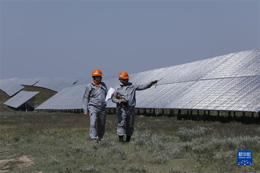 Empresas chinesas ajudam a construir usinas de energia fotovoltaica no Cazaquist?o