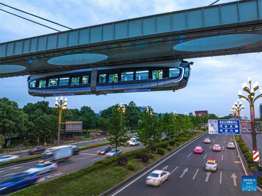 Monotrilho suspenso realizou passeio de teste em Wuhan