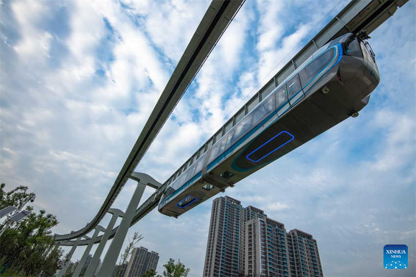 Monotrilho suspenso realizou passeio de teste em Wuhan