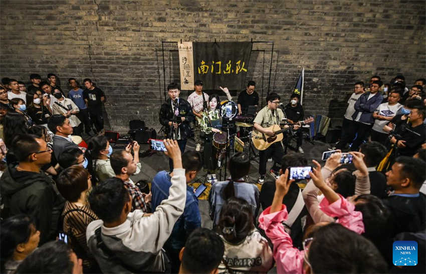 Vários tipos de música ao redor do mundo se encontram em Xi'an via comunica??o cultural