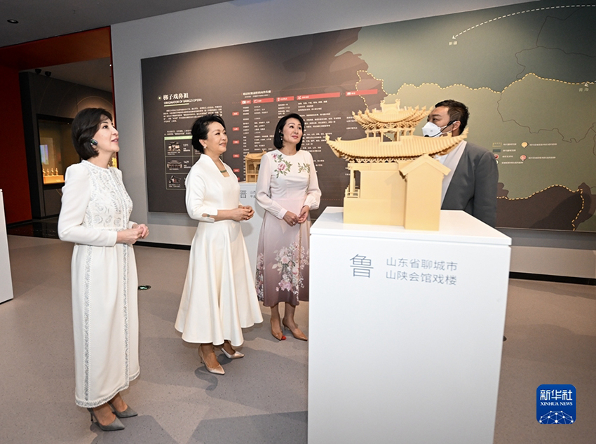 Peng Liyuan e esposas de líderes da ásia Central visitam teatro histórico