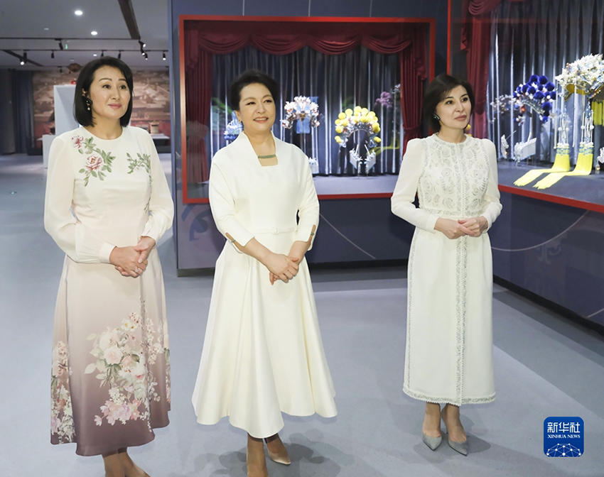 Peng Liyuan e esposas de líderes da ásia Central visitam teatro histórico