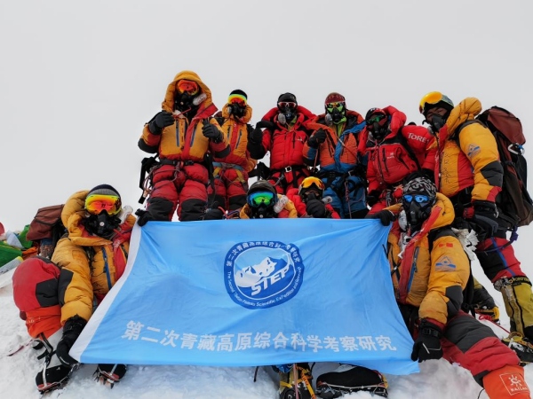 Expedi??o chinesa alcan?a pico mais alto do mundo para pesquisa científica