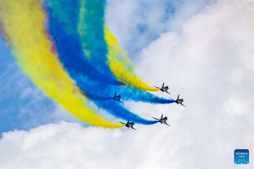 Equipe de acrobacias da For?a Aérea da China se apresenta na Exposi??o Marítima e Aeroespacial Internacional de Langkawi