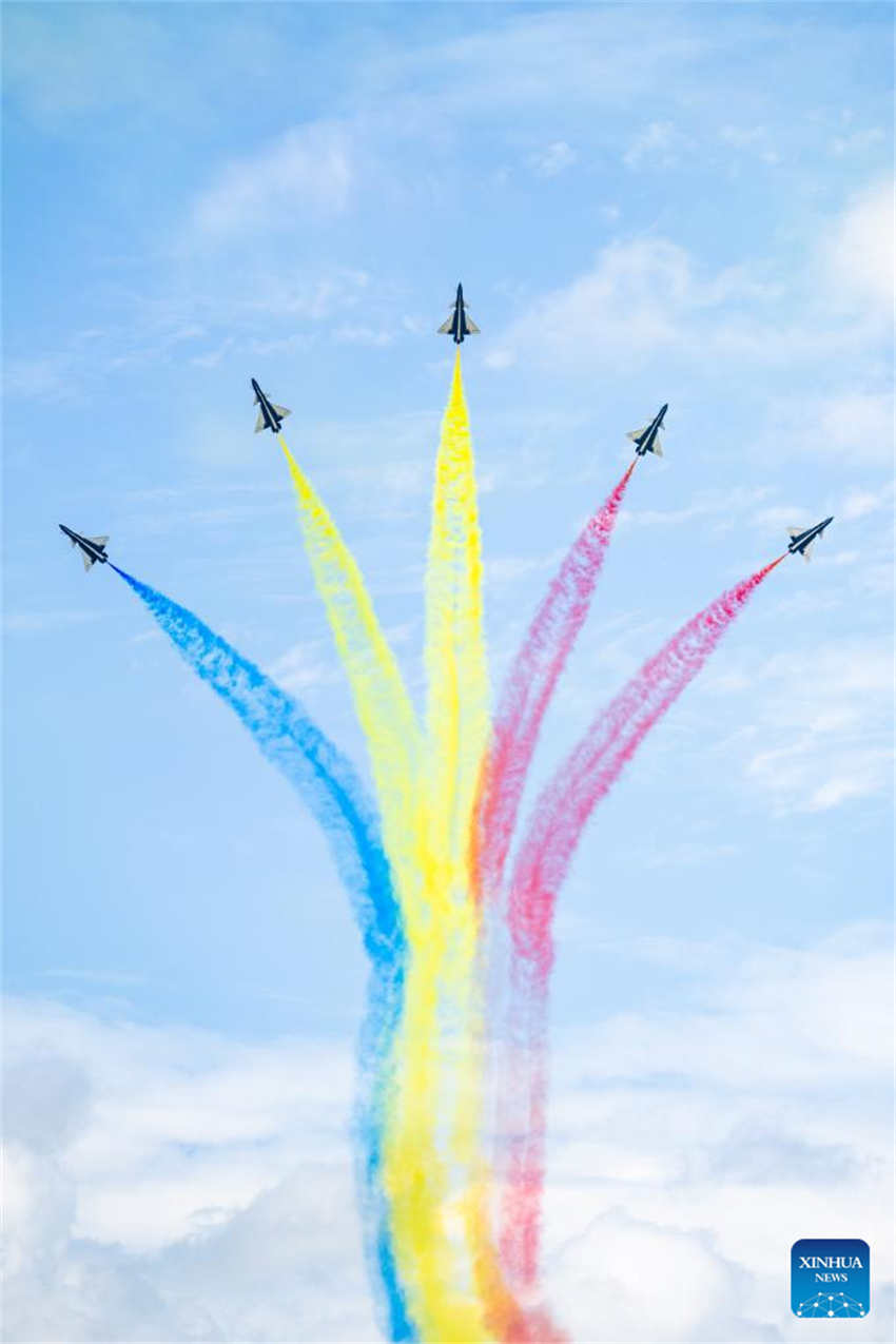 Equipe de acrobacias da For?a Aérea da China se apresenta na Exposi??o Marítima e Aeroespacial Internacional de Langkawi