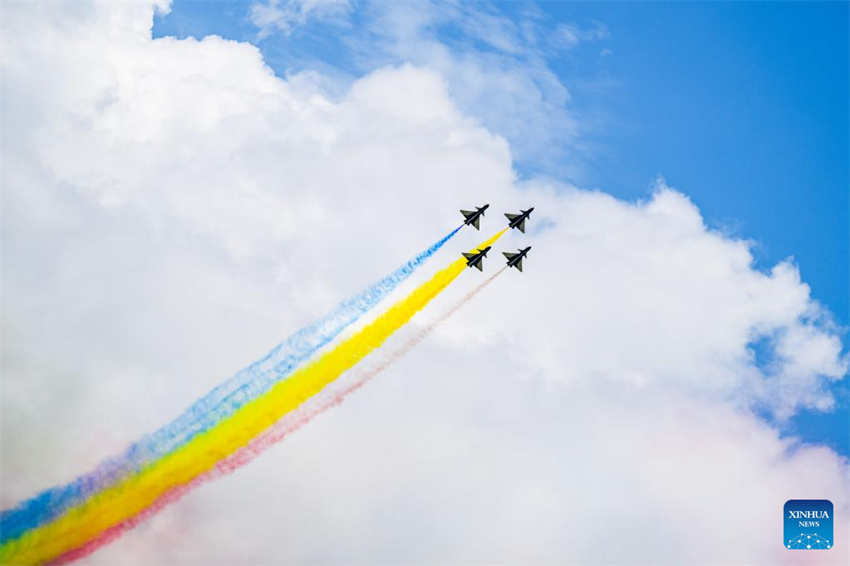 Equipe de acrobacias da For?a Aérea da China se apresenta na Exposi??o Marítima e Aeroespacial Internacional de Langkawi