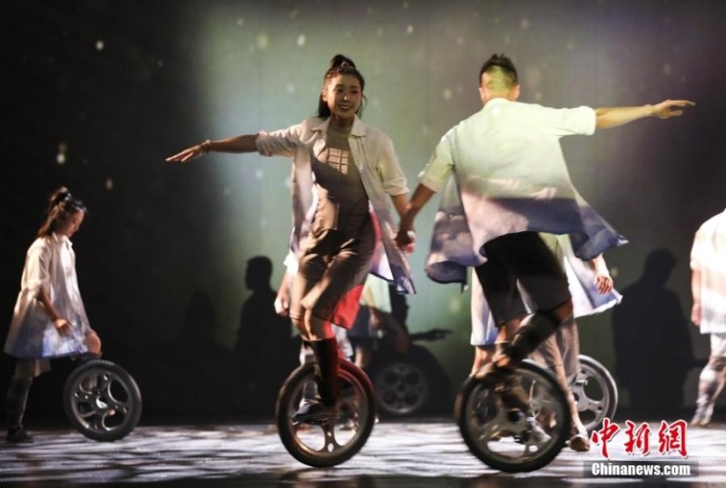 Gala acrobática temática para enviados diplomáticos é realizada em Beijing