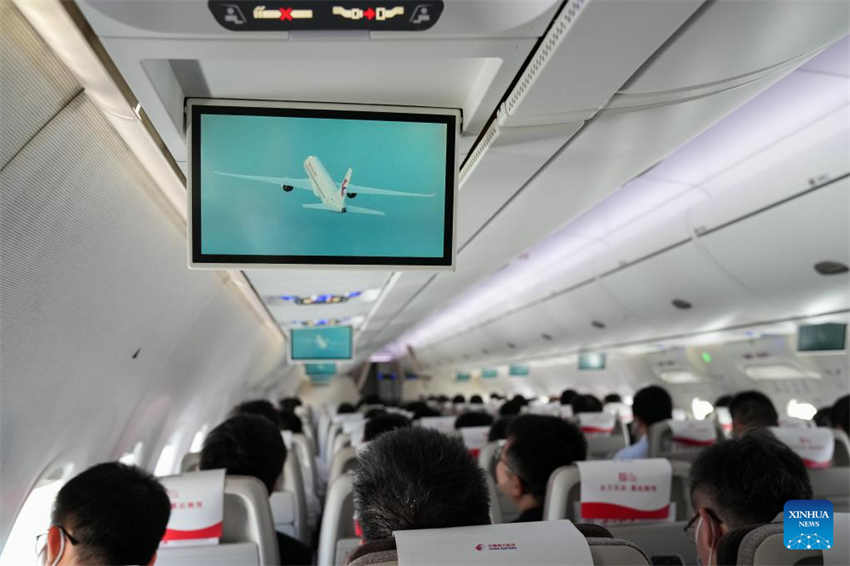 Avi?o chinês C919 realiza voo comercial inaugural