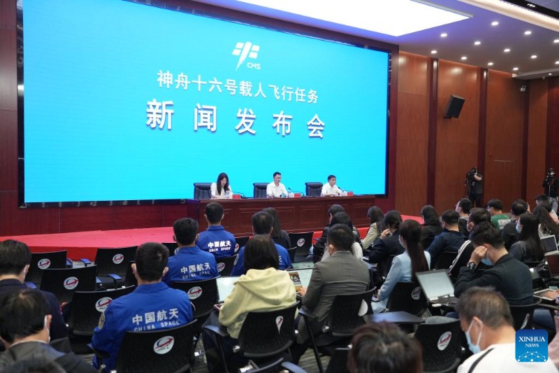 China revela tripula??o da Shenzhou-16 para miss?o da esta??o espacial