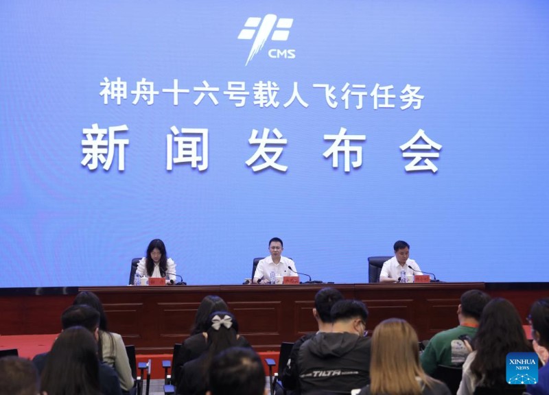 China revela tripula??o da Shenzhou-16 para miss?o da esta??o espacial