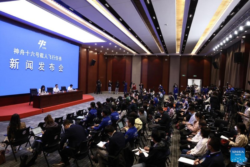 China revela tripula??o da Shenzhou-16 para miss?o da esta??o espacial