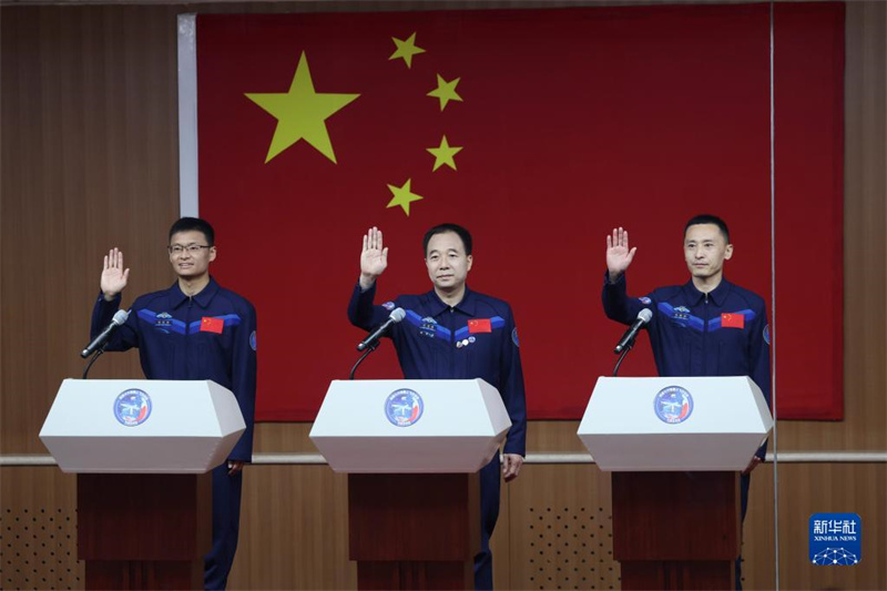 Astronautas da miss?o chinesa Shenzhou-16 reúnem-se com a imprensa
