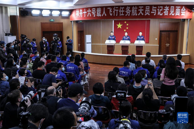 Astronautas da miss?o chinesa Shenzhou-16 reúnem-se com a imprensa