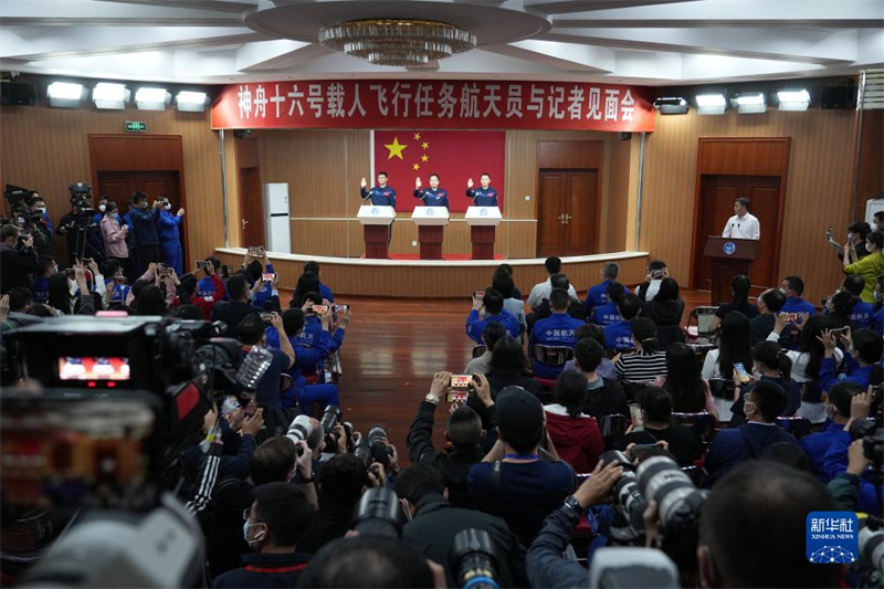 Astronautas da miss?o chinesa Shenzhou-16 reúnem-se com a imprensa