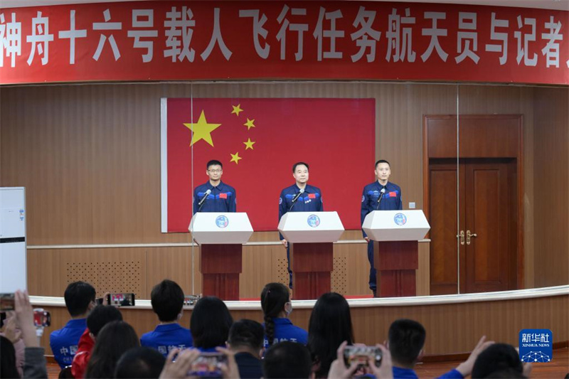 Astronautas da miss?o chinesa Shenzhou-16 reúnem-se com a imprensa
