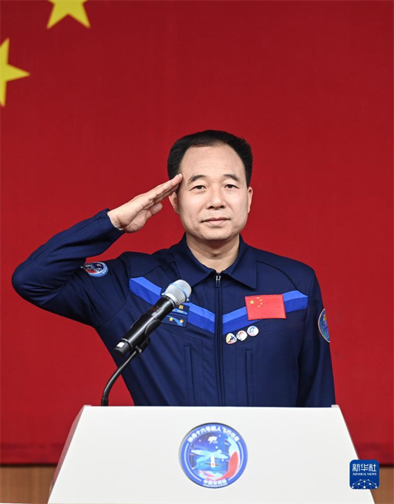 Astronautas da miss?o chinesa Shenzhou-16 reúnem-se com a imprensa