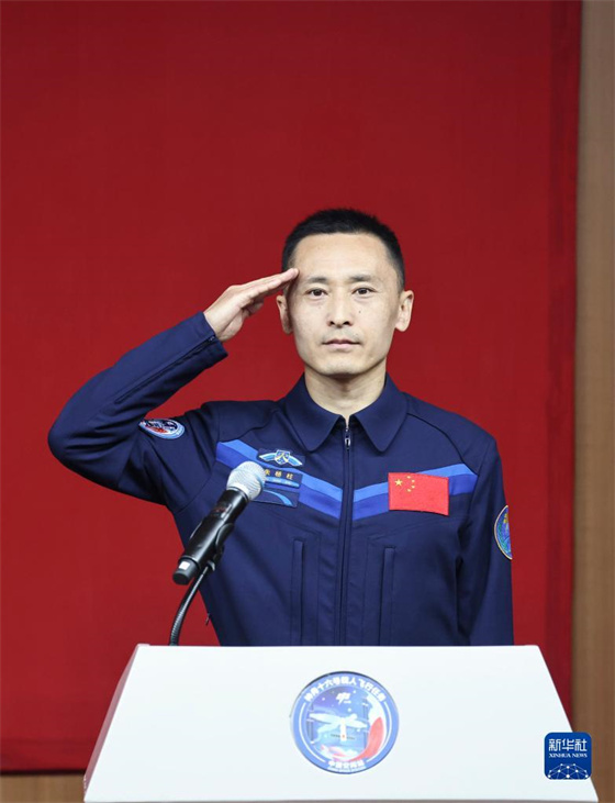 Astronautas da miss?o chinesa Shenzhou-16 reúnem-se com a imprensa