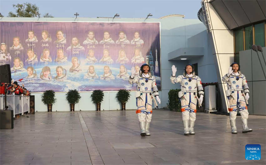 Cerim?nia de despedida é realizada para astronautas chineses da miss?o Shenzhou-16