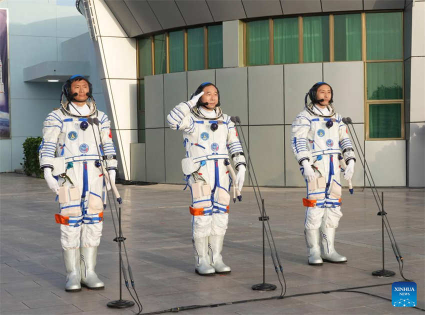 Cerim?nia de despedida é realizada para astronautas chineses da miss?o Shenzhou-16