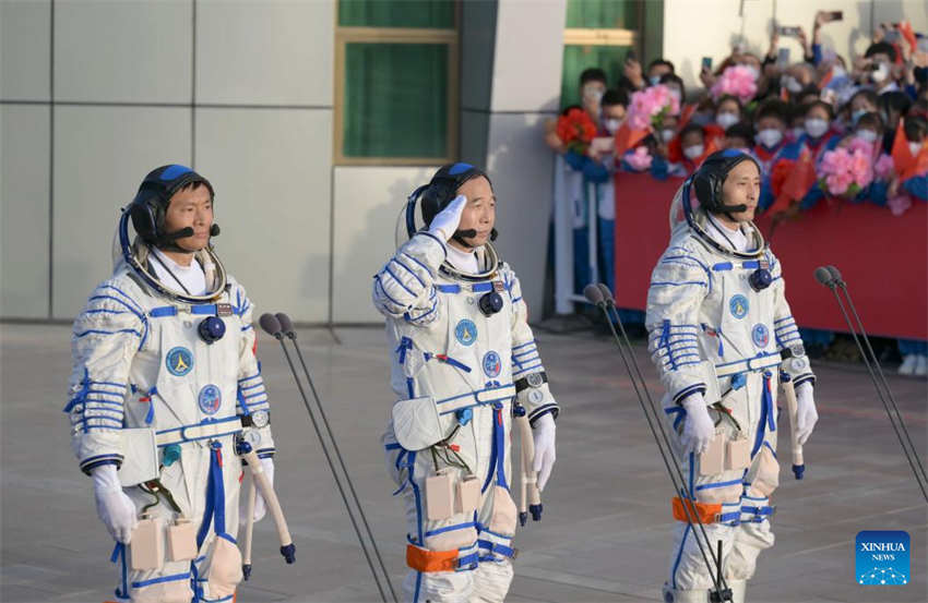 Cerim?nia de despedida é realizada para astronautas chineses da miss?o Shenzhou-16