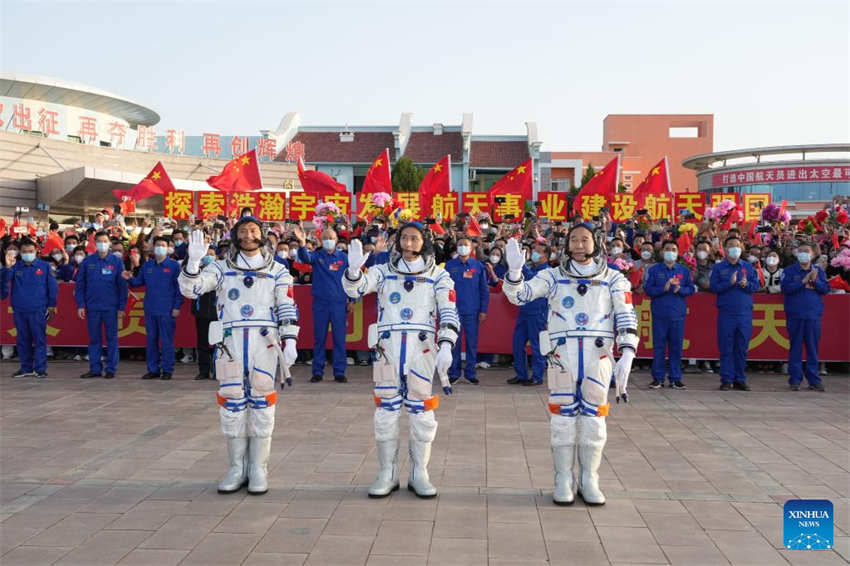 Cerim?nia de despedida é realizada para astronautas chineses da miss?o Shenzhou-16