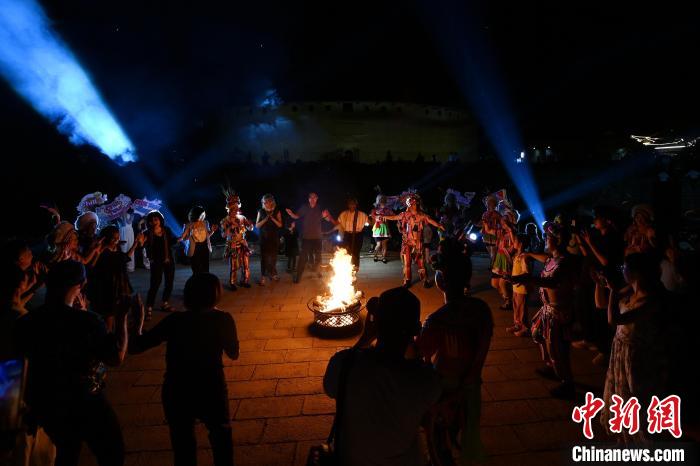 Artistas americanos experimentam dan?as folclóricas chinesas